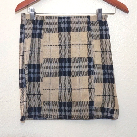 SLIGHTLY USED HESPERUS PLAID SKIRT CREAM BLACK AND BABY BLUE SIZE JUNIOR M - Picture 1 of 8